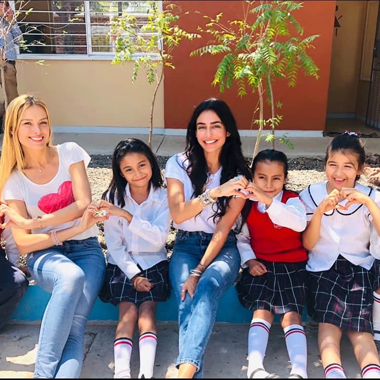 ペトラ・ネムコバさんのインスタグラム写真 - (ペトラ・ネムコバInstagram)「When caring hearts connect we make the world more beautiful place. 💜💜💜 Thank you angel Valeria (@waterthruskin) for sharing your heart with children in #Mexico and coming to see the work which @allhandsandhearts and @happyheartsmx does after natural disasters. ✨🙏💜🙏✨ #StrongerTogether #Hope  #Love #Compassion」4月2日 23時20分 - pnemcova