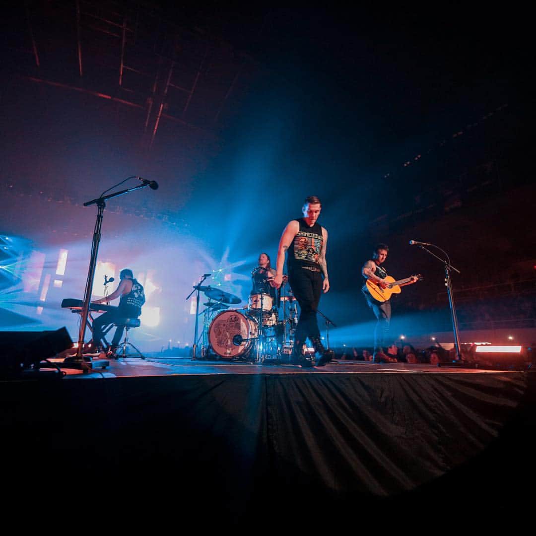 Shinedownさんのインスタグラム写真 - (ShinedownInstagram)「Folks... We couldn’t be more excited for our #attnattnworldtour summer edition🏝 kicking off in June with @badflowermusic @dpuofficial and @brokenhandsband!!! Don’t wait any longer to lock in your summer plans with your boys #Shinedown...🤘Who already has tickets?! . Dates + Tickets + VIP packages available at shinedown.com . 📷 @sanjayparikhphoto」4月3日 4時47分 - shinedown