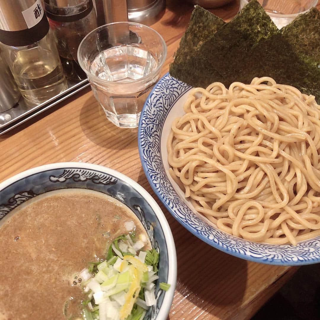 有奈めぐみさんのインスタグラム写真 - (有奈めぐみInstagram)「そして花見散歩帰りには、2日連続道玄坂マンモス大盛り胚芽麺。さすがに、月一にしないとダメよね…つい美味しくて…久しぶり解禁したら2日連続になっちゃったよ笑 #av  #女優  #風俗嬢  #40歳  #熟女  #目黒川  #花見帰り  #2日連続  #渋谷  #道玄坂マンモス  #胚芽麺  #大盛り  #美味しい  #ごちそうさまでした」4月2日 23時22分 - arina_megu