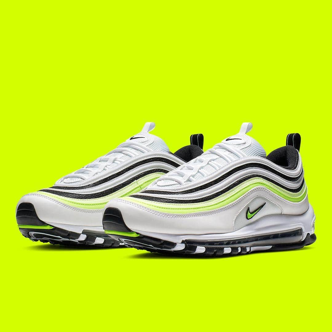 Sneaker Newsさんのインスタグラム写真 - (Sneaker NewsInstagram)「Volt tracks appear on this fresh new colorway of the Air Max 97. Tag someone who needs these... For a closer look, hit the link in our bio.」4月2日 23時22分 - sneakernews