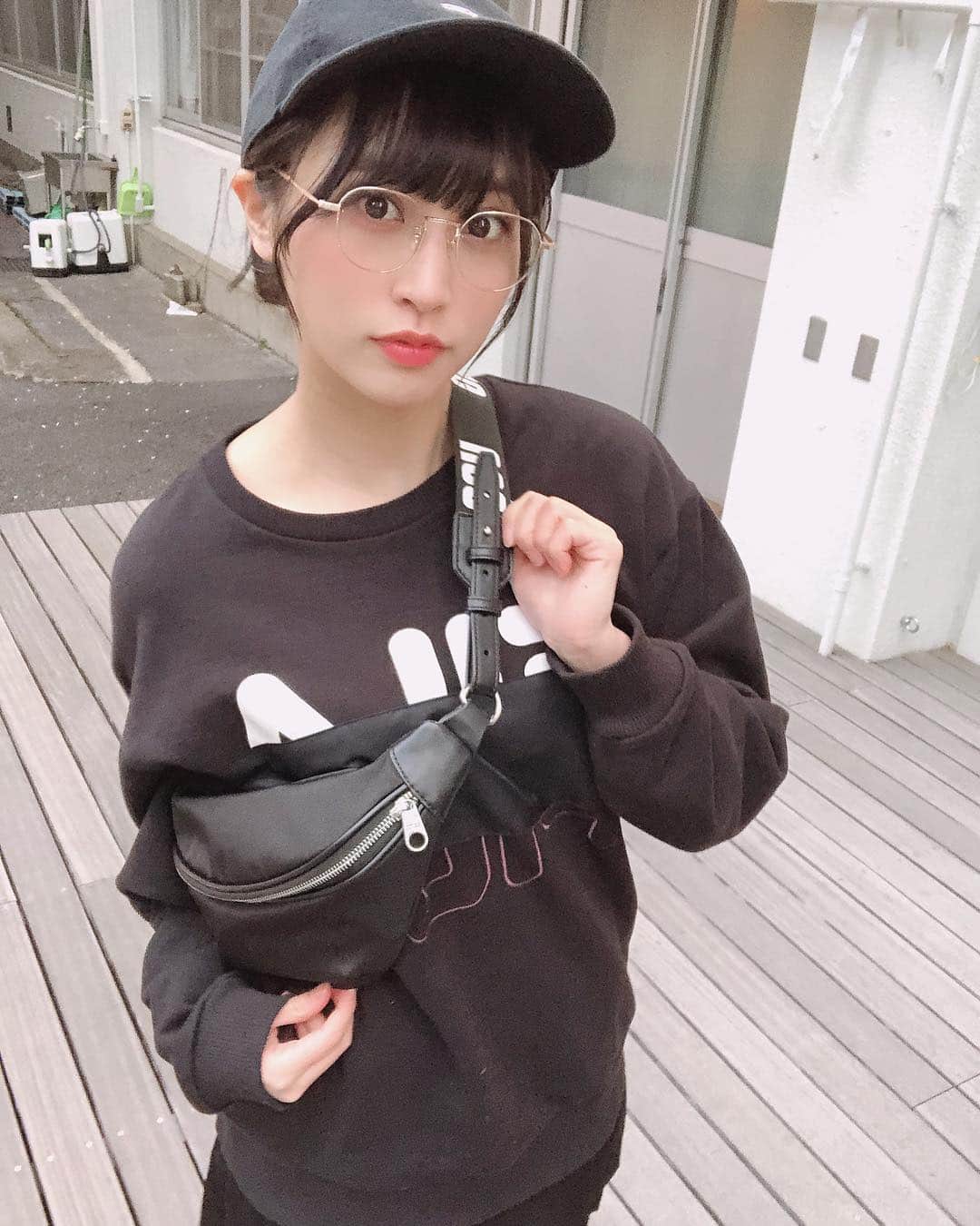 根岸愛のインスタグラム：「最近はスポーツMIXが好きです。 最近買ったUGGのバッグ 身軽でありがたい🏃‍♀️🏃‍♀️ #ugg #fila #emoda #sportsmix #champion #ねぎしふく #ねぎ私服」