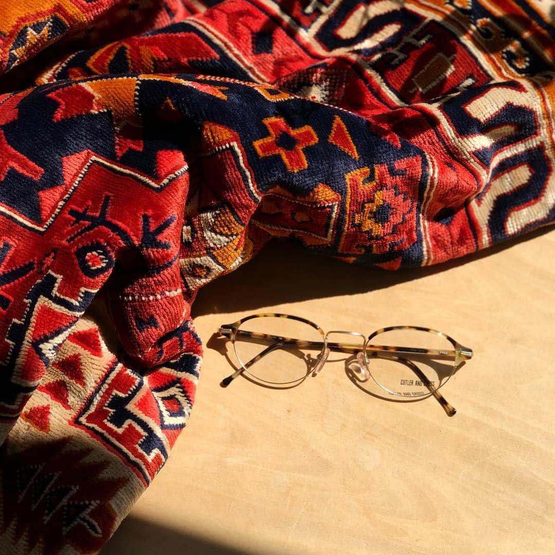 blincvaseさんのインスタグラム写真 - (blincvaseInstagram)「． 細めのブロウラインを掛けると、どこか知的さや誠実さが滲む印象を覚えさせます。  天地の幅を絶妙に抑えたサーモントブロウ。 （田代 @junichi__tashiro ) ． brand: CUTLER AND GROSS VINTAGE  model: 0372 color: CAMO price: ¥48,600- in tax . #cutlerandgross #blincvase」4月2日 23時34分 - blincvase