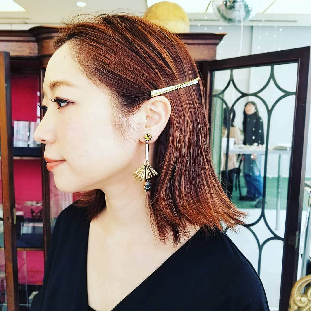 Ginaさんのインスタグラム写真 - (GinaInstagram)「どこか毒っ毛のある、遊びとひねりが効いたデザインのe.m.💍 シンプル服が途端に見違える、その存在感が好きです♡♡ 今回の一目惚れは、直線と曲線が絡んだ他にはないシャープなデザイン(写真3枚目) ああ、欲しい欲しい💕💕 アクセサリーの展示会は新商品はもちろん、PRの皆さんのアクセ使いを見るのも楽しいのです🙃 この日はなんと12個ものリングを重ね付け。 うーん……洒落てます👀  #Gina #Ginamagazine #GinaSpring #Gina展示会レポ #em #イーエム」4月2日 23時36分 - gina_mag