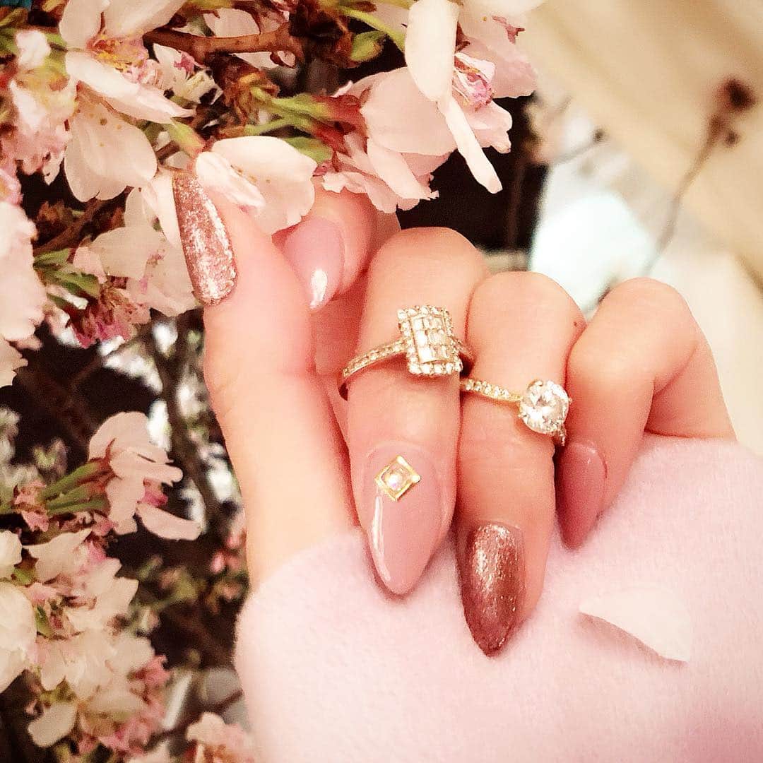 鈴木絢子さんのインスタグラム写真 - (鈴木絢子Instagram)「・ ・ #桜ネイル と#ジュエリー ✨ 可愛すぎる組み合わせ😍 ・ #アンティークジュエリー 風のデザイン #ダイヤモンドリング は、どんなファッションにも合うスグレモノ。 ・ #イエローゴールド の地金で、手元が華やかになります🤗 ・ ・ ・ #ジュエリープロデュース #高コスパジュエリー #エシカル #高品質ダイヤモンド #女性を綺麗にする仕事 #楽天ランキング #オリジナルジュエリー #ラインネックレス #ダイヤモンドネックレス #プラチナ #1カラット #ツノジュエリー #オフィスジュエリー #春ネイル #春色 #桜 #nail #jewelry #diamond #tsunojewelry #sakura #💅 #💍」4月2日 23時38分 - ayako_suzuki810