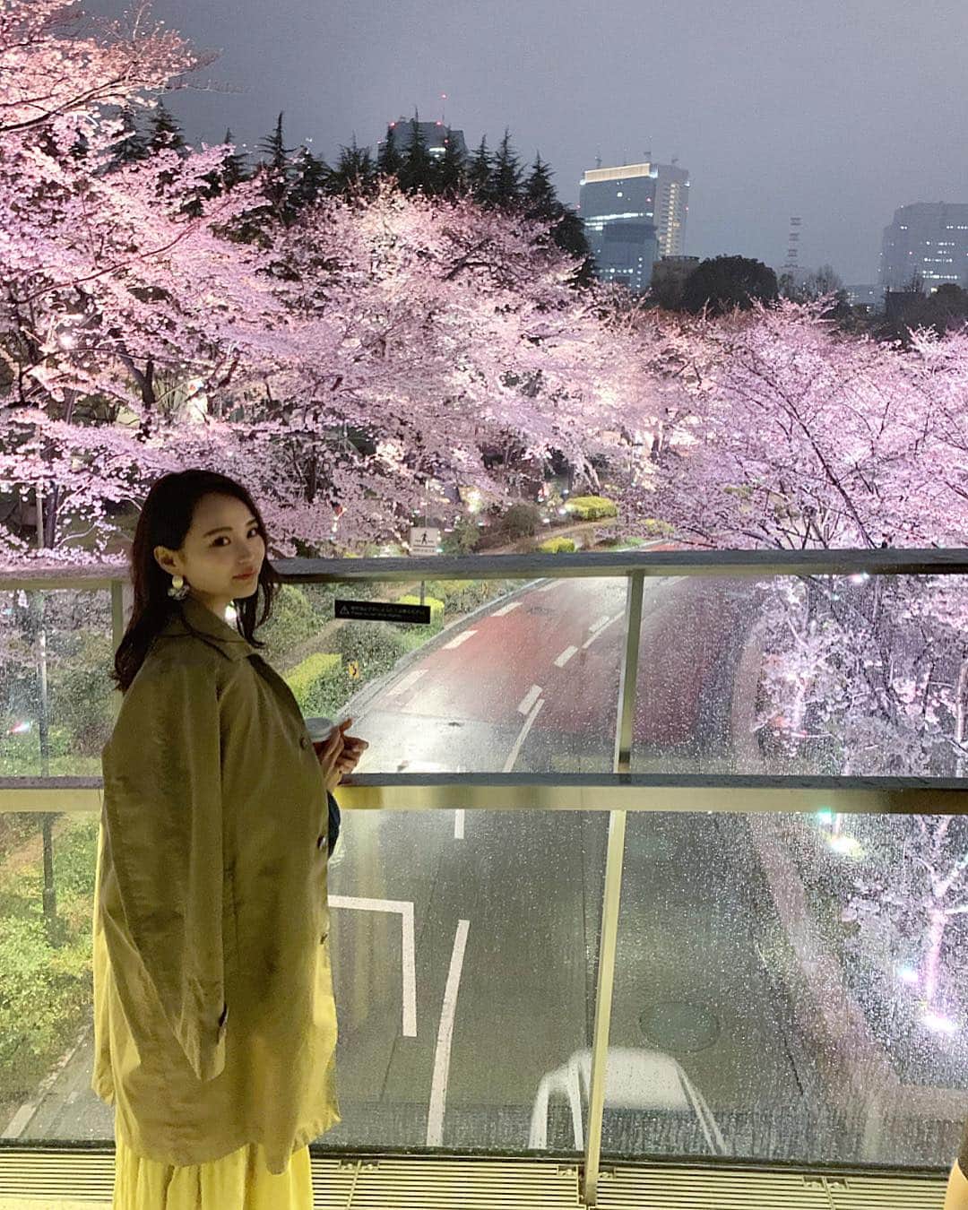 氏家夏乃さんのインスタグラム写真 - (氏家夏乃Instagram)「#yozakura . . . 絵本の中みたいな世界. . . . 小雨でしたが、 生まれて初めてちゃんと《桜》というものを 見れた気がした . . 24の春. . . . . . . . . . 圧巻の綺麗さ♦︎ . . . . . . #tokyomidtown  #週末おでかけ𓆫」4月2日 23時47分 - natsuno_ujiie