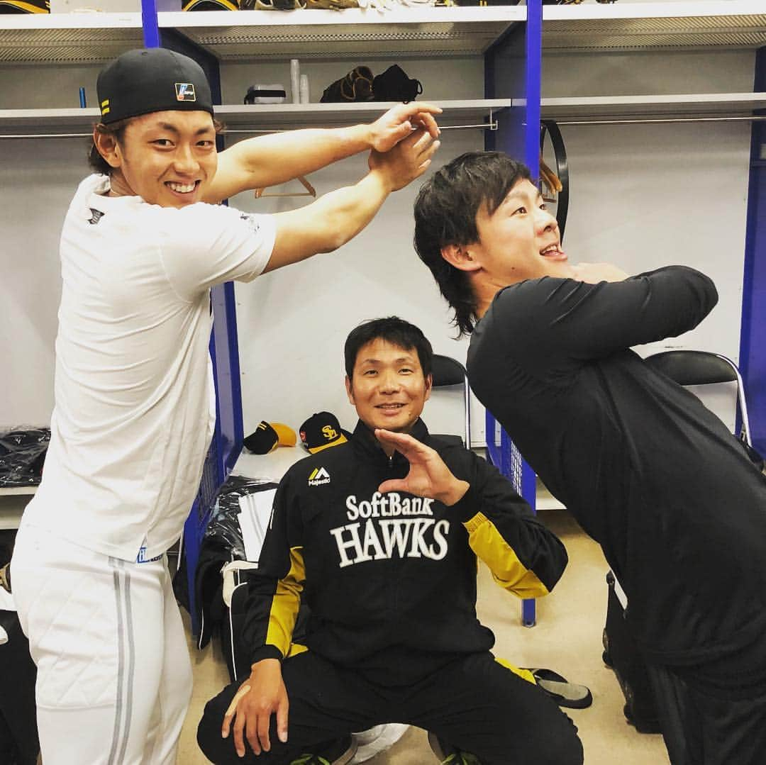 福岡ソフトバンクホークスさんのインスタグラム写真 - (福岡ソフトバンクホークスInstagram)「#今日のヒーロー #2019年4月2日 #vsオリックスバファローズ #モバイル公式サイトヒーローコメント #softbankhawks #ホークス #奪sh #今宮健太 #愉快な先輩#寺地さん #かわいい後輩#牧原大成 は#打った後のモノマネ#だそうです」4月2日 23時48分 - softbankhawks_official