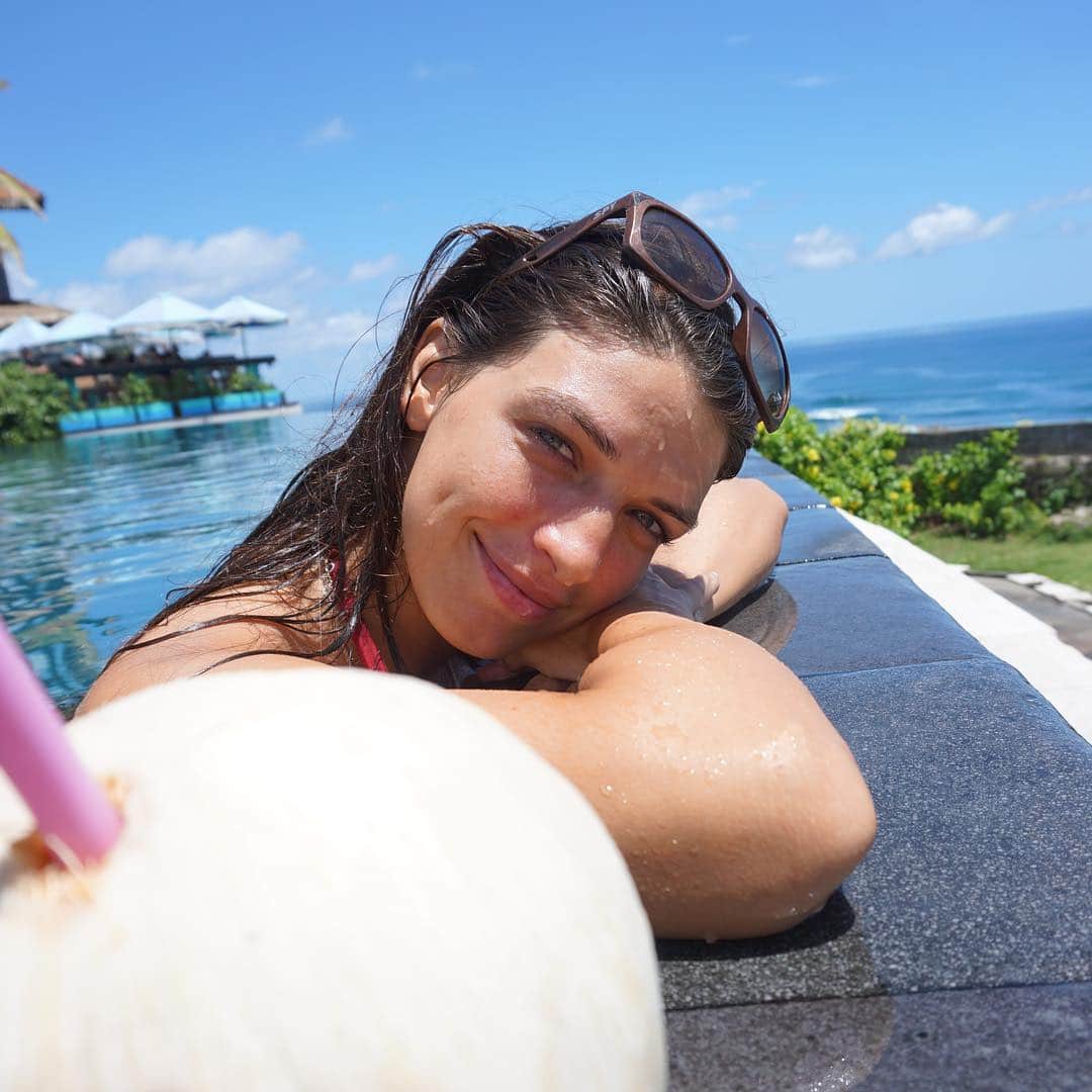 マッケンジー・ダーンのインスタグラム：「Go with the flow! Life is beautiful! || Se entregue ao ritmo da vida e flua com ela! 😊🥥💙 Foto: @itamarguima」
