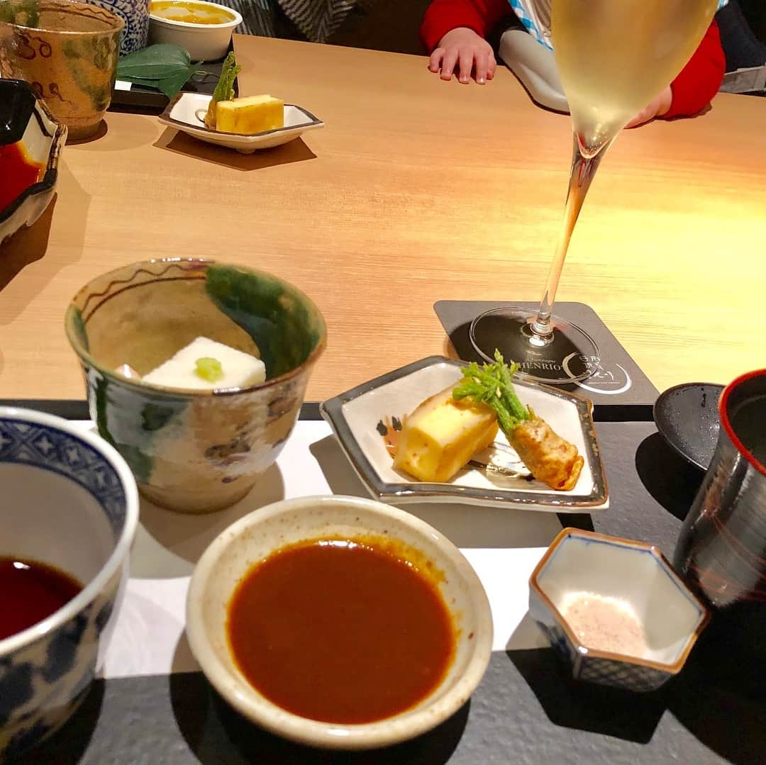 箕輪玖美さんのインスタグラム写真 - (箕輪玖美Instagram)「昨夜は『日本焼肉 はせ川 表参道店』のオープニングレセプションにご招待いただきました✨  落ち着いた店内で戴く、日本料理と焼肉の融合コースは絶品 ❤️ 個室もあるので、静かにお食事を楽しみたい方にもおススメです😊  #日本焼肉はせ川表参道店4月3日open  #日本焼肉はせ川  #グルメ #表参道 #焼肉 #日本料理 #肉食女子 #焼肉好きな人と繋がりたい  #ラグジュアリー #シャンパーニュ #アラフィフモデル箕輪玖美 #モデル #tokyo #omotesando」4月2日 23時40分 - kumi.111