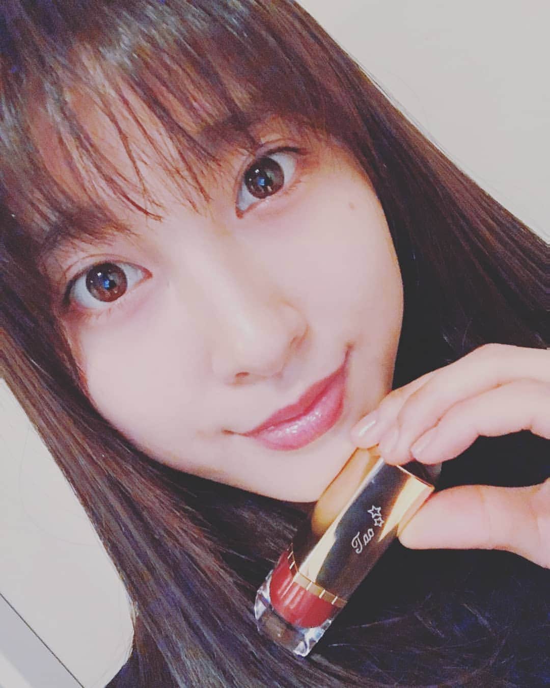 のインスタグラム：「晴れていると思ったら 雨が降ってきたり 日差しはあるのに 風が冷たかったり… 夜になったらますます 花冷えというより 花冷え冷え冷え…という感じ💦 なかなかお花見日和🌸✨とは ならないけれど 見かける桜はどれも綺麗で しかも他の木々には若葉の色も出てきて  春だなぁ～と言いながら移動してます😊 でも雹が降った地域もあるし 友人からのメールだと 雪が降ったりしてる地域もあるようなので 体を冷やさないように どうかお大事にしてください🙏💦💦 写真はいただいたエスティ ローダー の リップスティック✨ なんと！！！！！ 私の名前が刻んであるのです💡 嬉しい😊✨✨ この春の素敵な相棒になりそう。 よい春になりますように…✨ #esteelauder #エスティローダー」