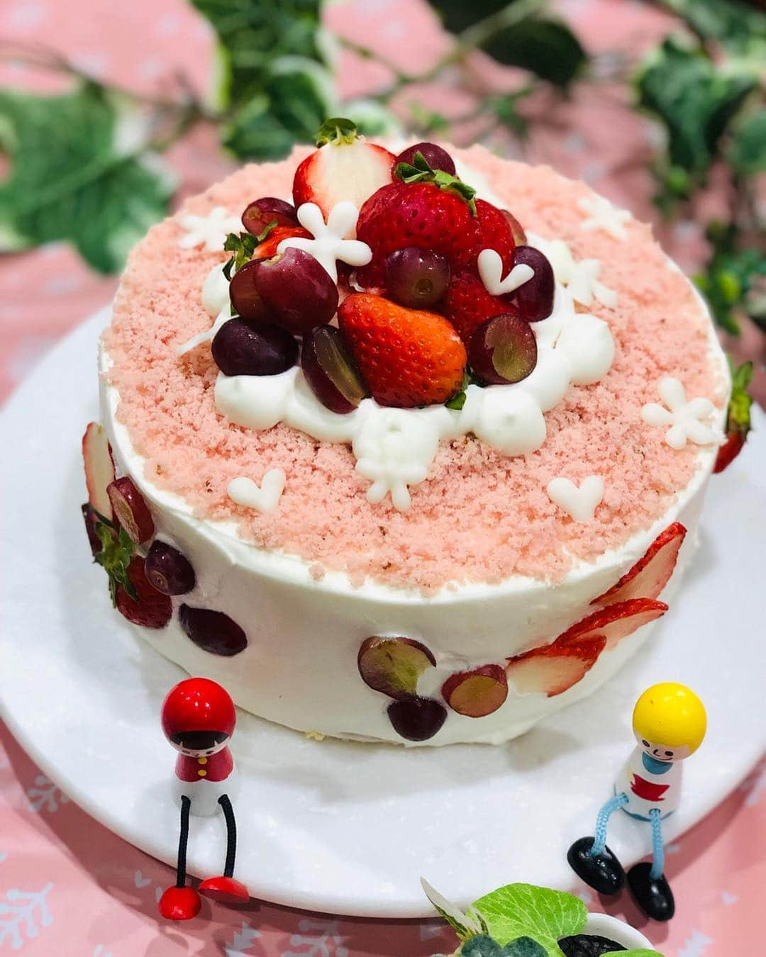 花田茉子のインスタグラム：「今日は大切な人の誕生日！ 春なのでミモザケーキ風🤽‍♀️ 花言葉は、優雅 とか、プラトニックな愛 らしいよ😆 ・ ・ バタバタしてたら、息子に側面の生クリーム食べられるわフルーツだけ取られるわ、実は悲惨なケーキでした🙋‍♂️ ・ ・ いつもワガママ聞いてくれてありがとうぱぱ👼❤️ これからも、その調子でね、、いひひ👩‍👧 ・ ・ #happybirthday #cake #cakedecorating #mimoza #ミモザケーキ #デコレーションケーキ #誕生日ケーキ#spring #春#パパ #WSP#wsp広島」