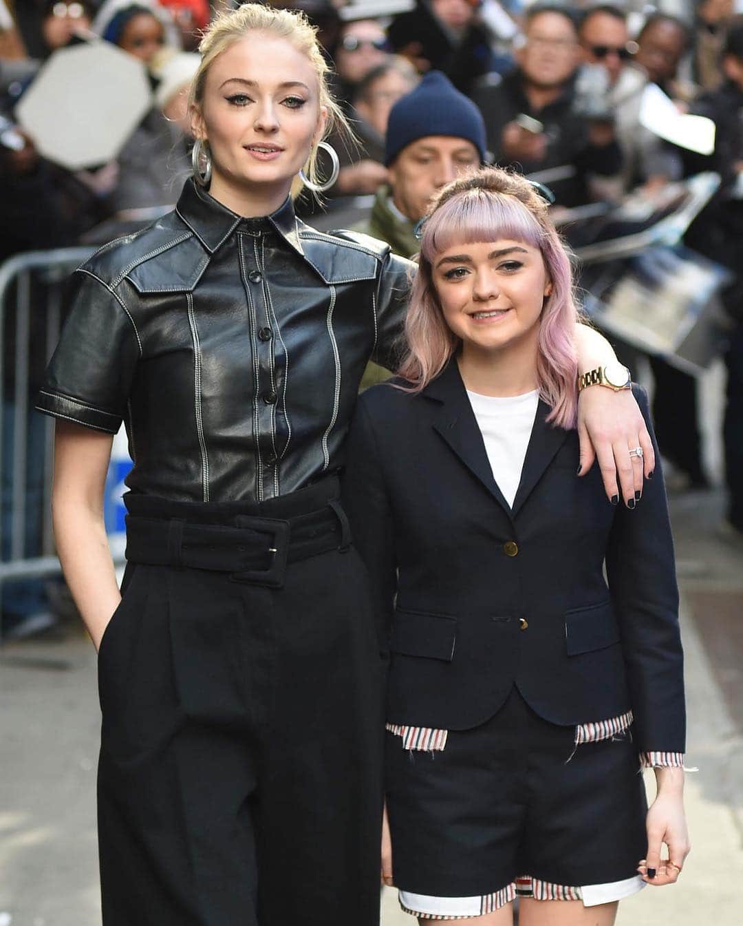 Just Jaredさんのインスタグラム写真 - (Just JaredInstagram)「@gameofthrones co-stars and friends @sophiet and @maisie_williams pose for photos together outside of @goodmorningamerica!  #MaisieWilliams #SophieTurner Photos: Instar Images」4月2日 23時49分 - justjared