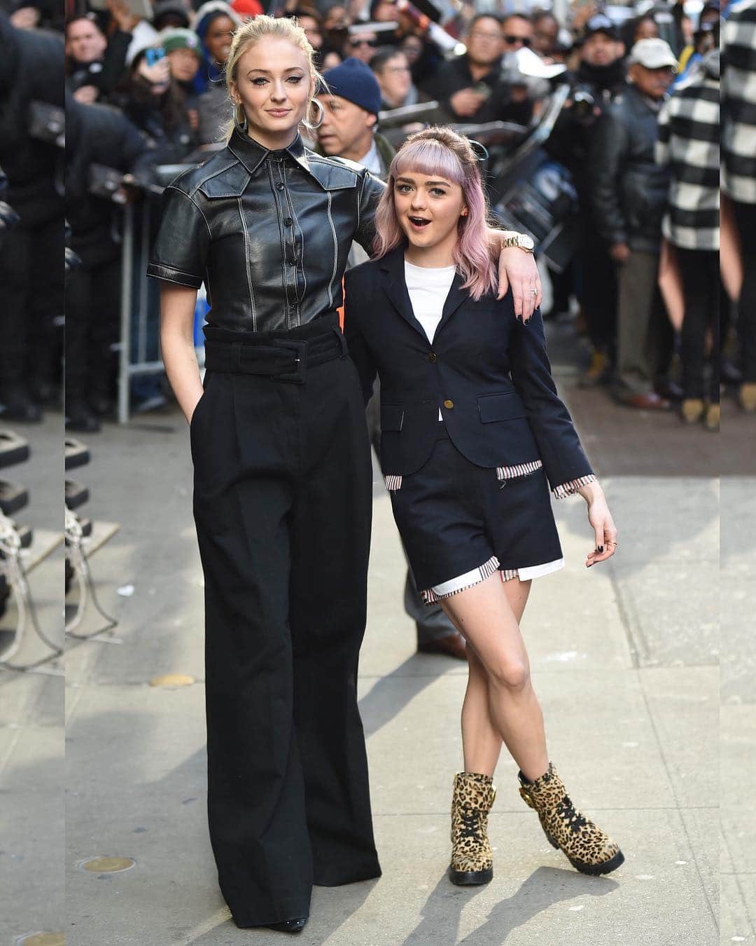 Just Jaredさんのインスタグラム写真 - (Just JaredInstagram)「@gameofthrones co-stars and friends @sophiet and @maisie_williams pose for photos together outside of @goodmorningamerica!  #MaisieWilliams #SophieTurner Photos: Instar Images」4月2日 23時49分 - justjared