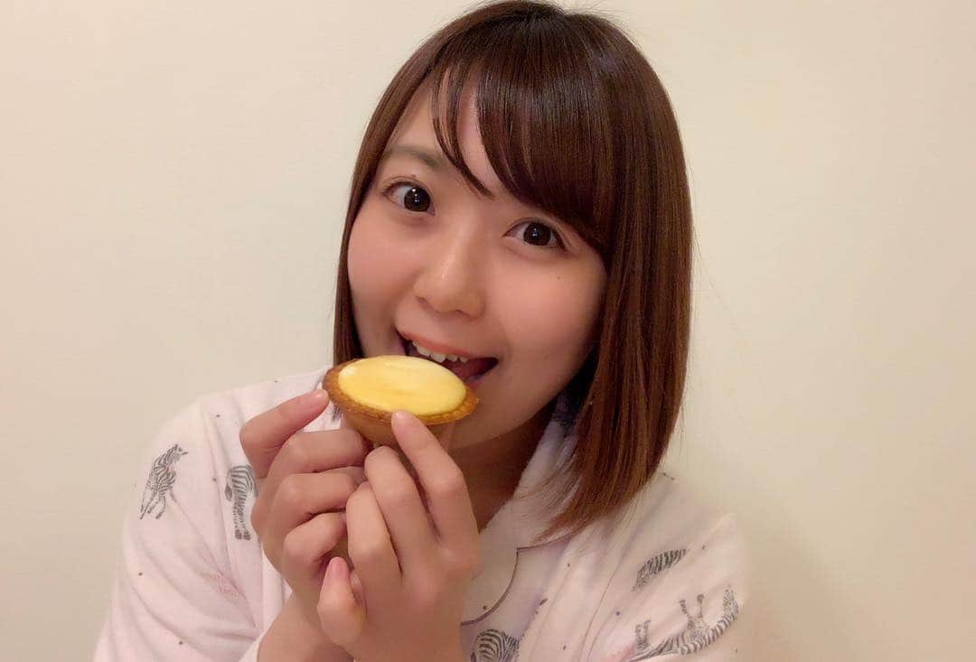 のインスタグラム：「今日はチーズタルトを食べるって朝から決めてたから食べられてとっても幸せな気持ち🥰おやすみなさいませ〜☺️💓💓💓 #チーズタルト #焼きチーズタルト #FamilyMart #ファミリーマート #ファミマ #FamimaSweets #ファミマスイーツ #コンビニスイーツ #sweets #スイーツ女子 #アラサー女子 #パジャマ #pajamas #NARUE #シマウマ #すっぴん #photooftheday #JAPAN #japanesesweets #japanesegirl #avex #avexmanagement #instagood #followme #極度の甘党 #ricashima #嶋梨夏」