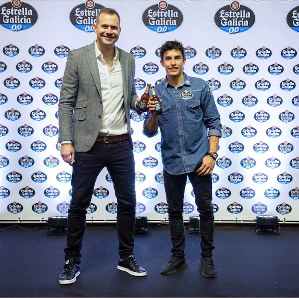 レプソル・ホンダのインスタグラム：「🇦🇷➡️🇧🇷 @marcmarquez93 enjoying some time in Brazil with @estrellagalicia00 after the #ArgentinaGP. Meeting media and enjoying the local atmosphere. ⠀⠀⠀⠀⠀⠀⠀⠀⠀ #25RepsolHonda Repsol #MotoGP #Honda #Racing #RepsolHonda #HRC #RC213V #MM93 #MarcMarquez #MM93🐜 #ThePowerOfDreams」