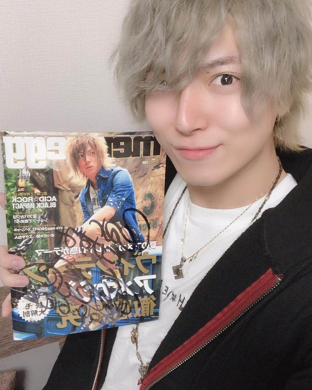 引地敬澄さんのインスタグラム写真 - (引地敬澄Instagram)「2019.04.02 . 📗thank you men'segg⚡️ . ひっち11th Birthday🎂 (※メンエグデビューが2008.04.02) . 本日は僕が夢を叶えた大切な日。 . ずっと憧れだったmen'seggのモデルに本当の意味でなれた日。 . 大切なもう一つの僕の誕生日。 . . 【ここから少し話します】 . 実は紙面デビューはもう少し前からしてたのですが、メンエグモデルって正式に専属モデルっていうボーダーラインというか、編集の皆さんからも今日からお前はメンモだ！みたいな宣言とかもなく、ただ雑誌に載っても次の号にはもういない、、みたいなのとか結構あって。。 自分自身、ちょっと紙面に出れても本当にメンズエッグモデルになれたのか？ 胸を張ってmen'seggのモデルです！って、言っていいのか？ と不安に思っていたある日のこと。 遂に初めてのファッション撮影に呼んで頂きました。 ファッション撮影は本当に敷居が高く毎月出てるような本当にレギュラー陣のモデルさんしか出れない企画だっていうのを愛読者である僕が一番知ってたので、本当に嬉しかったんです！ . そして、その撮影の日にいたメンツが更に最強で、、当時のトップモデルのみなさんばかり😂💦 こんな豪華なメンツの中にここ1.2ヶ月で出てきたひよっ子が出て良いものなのかと？💦 不安と緊張とワクワクの中、あっという間に撮影は終わり、もしかしたらこのまま次は無いのかもしれない。。 なにか動かなきゃ！って、思った僕はみなさんと連絡先の交換をしたんです。 で、先輩モデルのみなさんに本日は本当にありがとうございました！ って、お礼のメールをしてみんな優しく返信をくれました😭 . その中で、僕がメンエグで一番憧れていた『梅田直樹(梅しゃん)』君からの返信が今でも決して忘れる事なく…僕の中で本当に幸せな内容だったのです。 長文で優しい文章の中にあった一言が… . 『たかずみ！まだ出たばっかでいきなり巻頭のファッション撮影とか凄いじゃん！みんな期待してるって言ってたよ！これからは同じメンズエッグモデルとして一緒に頑張ろうね！』 . 『同じメンズエッグモデルとして一緒に頑張ろうね！』 . 😭😭😭😭😭😭 . ずっと曖昧で不安に思っていた部分を、一番の憧れの先輩に言って頂けた事。 . これで胸を張ってメンズエッグモデルになれたんだと、本気で喜んだ日。(地元のチャリ置き場は僕の聖地w) . . そしてその後沢山の経験をさせて頂き、それからの沢山の夢を叶えさせてくれたmen'seggモデル【ひっち(メンエグからの僕の愛称です)】の誕生日。 . 僕のTwitterやInstagram、TikTokなどSNSのIDにしている数字。 . そう、それが、それこそが、、、2008年4月2日🍀 . 本当に本当にありがとう！！！ . . これからも全力で刻みます🐕🍀！！ . ※ps.ちなみに写真のメンエグはデビュー号ではなく、後の初めての本誌ピン表紙号です！ 実はこの日は6月14日。。。後の自身の服屋KinCrossWorld創立も同じ日なんです！奇跡💫w 6月14日は2回も僕の夢を叶えてくれた大切な日なんですねぇ☺️幸 . #ひっち誕生日 #ありがとうメンエグ #ありがとう梅なん #一番の憧れ梅しゃんのサイン #当時の自分のサイン #引地くんのピン表紙 #mensegg #メンズエッグ #一生の宝物 #ちなみに僕の誕生日は6月21日です w」4月2日 23時58分 - takazumi0402