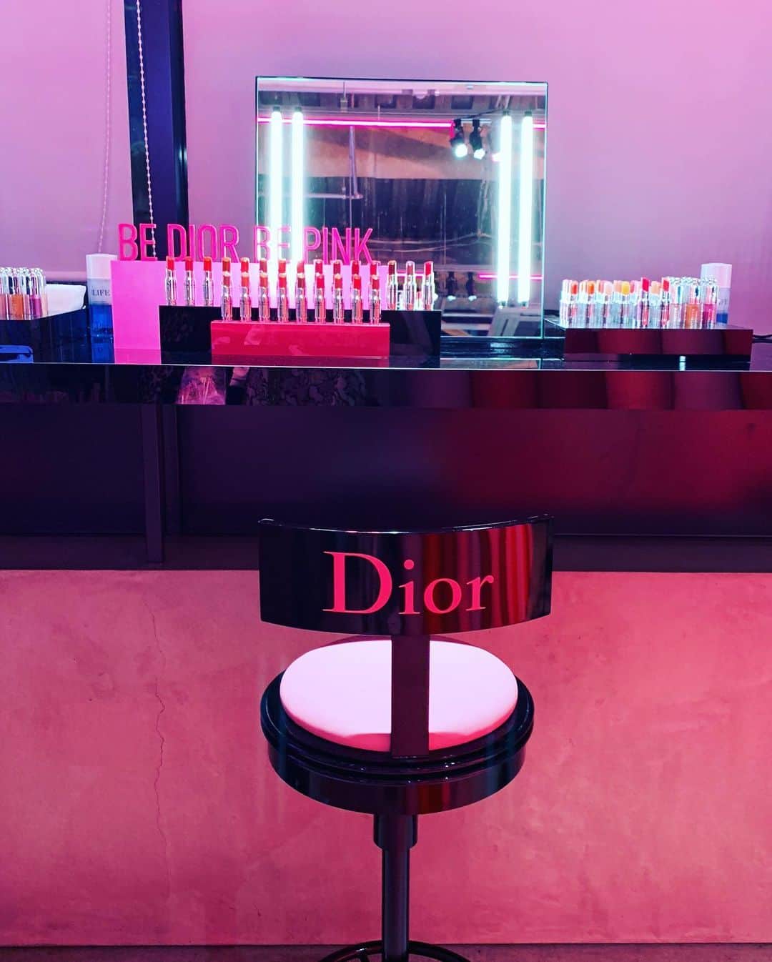 エミ・レナータさんのインスタグラム写真 - (エミ・レナータInstagram)「Diorより新たなリップ「Dior Addict Stellar Shie」のローンチパーティーへ行ってきました💗 • • 🍬4月3日から4月7日まで新しいリップのエキジビション 🍬Hotel Koe Tokyo 渋谷 •  #ディオールステラーシャイン #DIORADDICT #bediorbepink  @diormakeup @dior」4月2日 23時59分 - emi_renata