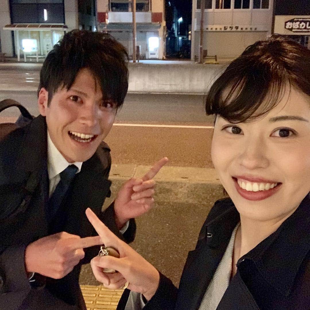 のインスタグラム：「. . 高校時代の同級生と、7年ぶりの再会。 . 高3の時、彼女とは席が前後でして、彼女は僕の前の席で大変よく寝る子でした。 （その後ろの京面もまた大変よく寝る子でした） . そんな彼女は今、日本中を飛び回りながら空の安全を守ってくれています。 かっこよい。大変かっこよい。 . 懐かしい話やら、近況報告やら、色々と良い刺激になった夜でした。 . また会った時には、一回りも二回りも成長していたいところ。 とりあえず、明日も仕事ファイトです！ . #広島皆実 #3年4H #高校時代 #寝る子は育つ」