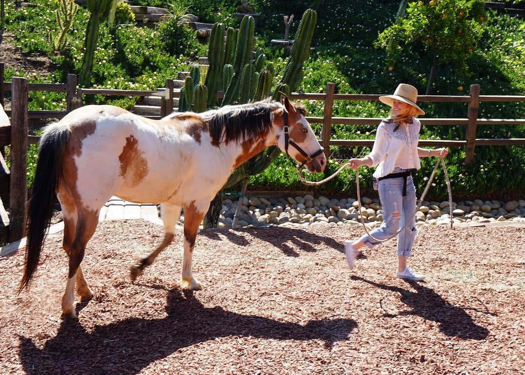 ベス・ベアーズさんのインスタグラム写真 - (ベス・ベアーズInstagram)「👩🏼‍🌾+ 🐴=💕💕」4月3日 0時00分 - bethbehrs