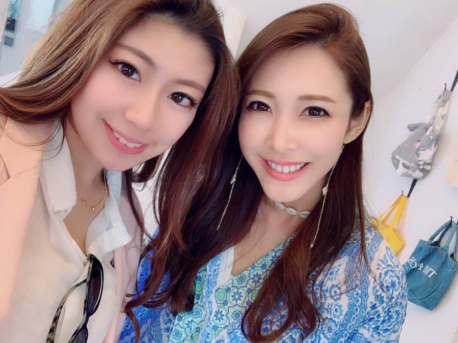 長谷川朋美さんのインスタグラム写真 - (長谷川朋美Instagram)「#自分と丁寧に向き合う週末セルフリトリート の#出版リトリート シリーズ人物編✨ 集合写真はだいぶお客様帰ったあとでしたので 写れなかった方はごめんなさい😭 お写真ごく一部ですが、お祝いしに来てくれた 大好きなみんなとのショット♡ 本当は一人一人ともっと話したかったよー💦 皆さま、葉山まで本当にありがとうございました❣️ ・ ・ #hayamalife #葉山ライフ #hayama #葉山 #beach #party #リトリート #retreat #セルフリトリート #長谷川エレナ朋美 #プリンとマロン #キャバリア #クリスタルボウル #crystalbowls #meditation #瞑想 #yoga #ヨガ」4月3日 0時00分 - hasegawa.elena.tomomi