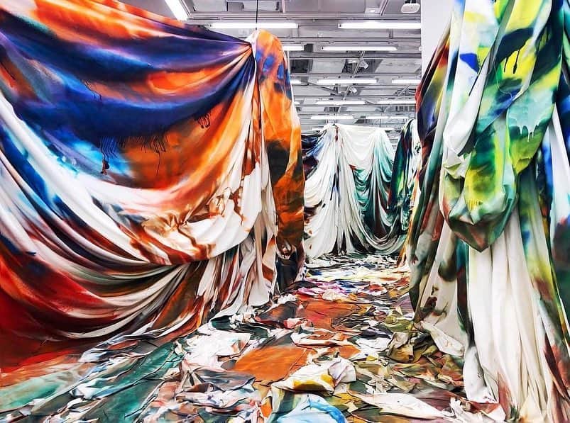のインスタグラム：「The immersive installation, "Katharina Grosse: Mumbling Mud," is now on view through June 2 at the Guangzhou K11 Art Mall in China! Learn more via the link in our bio. __________ #KatharinaGrosse #Gagosian #K11ArtFoundation #chiK11artmuseum @k11artfoundation @katharina_grosse @k11hk  Artwork © Katharina Grosse and VG Bild-Kunst Bonn, 2019」