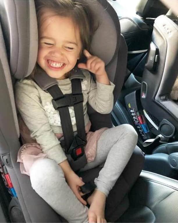 nunaさんのインスタグラム写真 - (nunaInstagram)「TIP TUESDAY: All children should remain rear facing until they have reached the maximum height or weight capacity of the car seat. If your child has outgrown their rear facing only car seat, switch to a convertible car seat like our RAVA™ which can have children rear facing up to 50 lbs!  PC: @clementines619 #Nuna #RAVA #carseat #safety #tiptuesday #childsafety #safetyfirst #safe #happy https://www.nuna.eu/rava」4月3日 0時01分 - nuna_usa