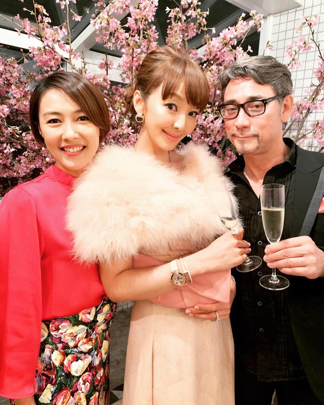 神田うのさんのインスタグラム写真 - (神田うのInstagram)「クリス💕こちらも10代の頃からの友人💕です😙私は10代、クリスは30代、そして今私は40代、クリスは還暦を迎えましたから❣️時の早さに驚きますが一緒に成長していける友人達には本当に感謝しています❤️ 2枚目はクリスの奥様のゆかりちゃん💕ゆかりちゃんとももう10年以上の仲になりました❤️ いつもありがとう😊 大好きな夫婦です❤️ @yukari.peppler  #クリス#クリスペプラー さん#chrispeppler#仲良し夫婦 #お誕生日#バースデー#バースデーパーティー#ピンク#pink#birthday#birthdayparty#大好きなみんな#お祝いしてくれて#ありがとう#幸せでした#嬉しかった#楽しかった#どうもありがとう#happy#happybirthday#感謝#神田うの#44歳#unokanda#uno#桜#cherryblossom#party#パーティー」4月3日 0時01分 - unokandaofficial