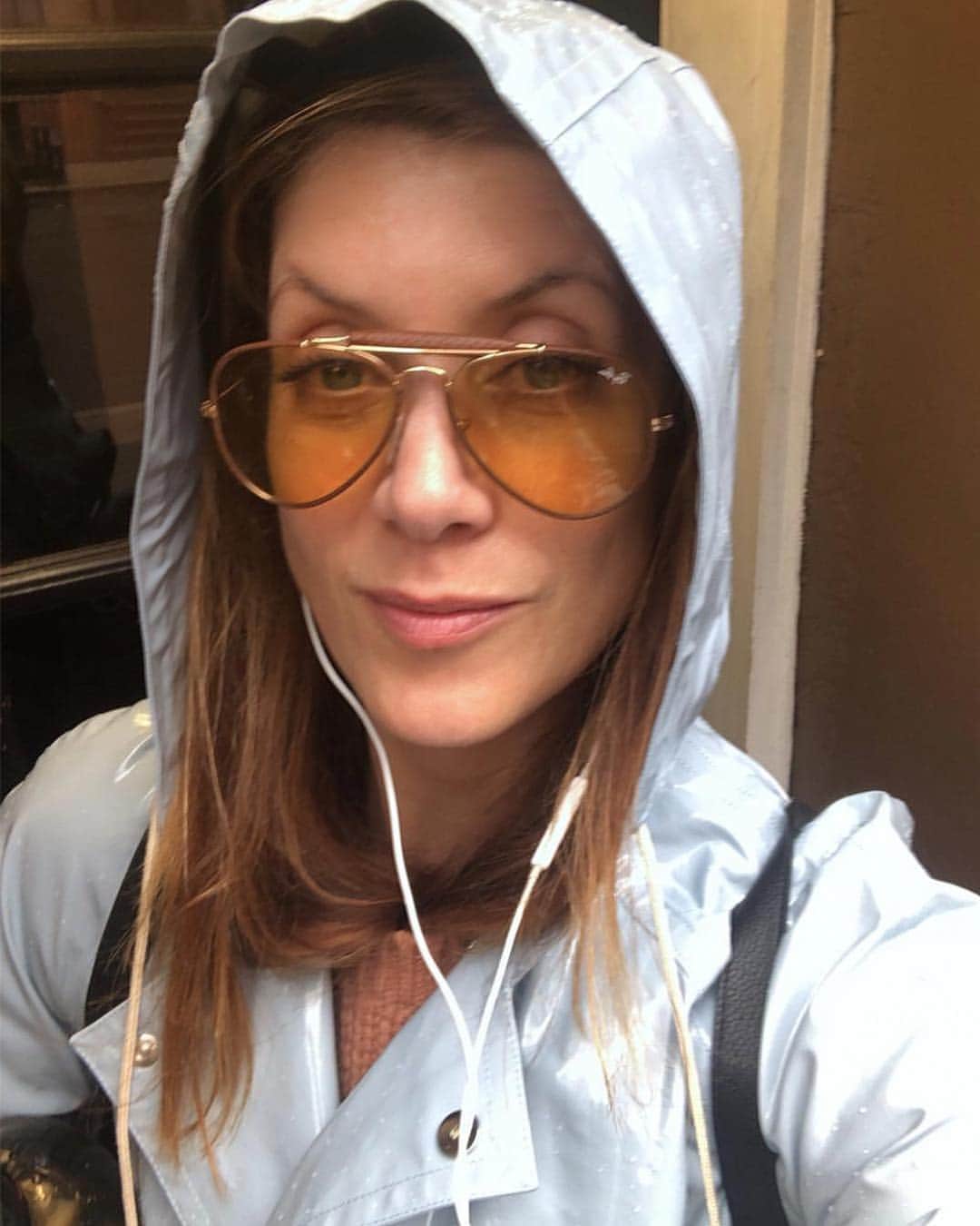 ケイト・ウォルシュさんのインスタグラム写真 - (ケイト・ウォルシュInstagram)「Still not over this fab @AlexaChung raincoat 💙 Who knew NYC rain could be so chic😏」4月3日 0時02分 - katewalsh