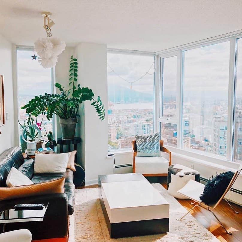 Airbnbさんのインスタグラム写真 - (AirbnbInstagram)「Vancouver is a city teeming with diverse neighborhoods, all-star cuisine, outdoor activities and stunning views. Speaking of views, Superhost Karen’s 35th-floor flat has some of the best in town. But you won’t be limited to just looking—her apartment is conveniently located near the International Village Mall, False Creek Seawall, Olympic Village and the restaurants of Gastown and Chinatown.  Tap the link in our bio to explore more homes and experiences in beautiful Vancouver.  Photo: @katrina.the.red」4月3日 0時03分 - airbnb