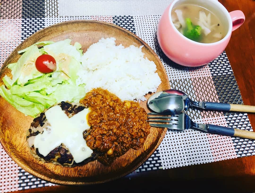のインスタグラム：「びっくりドンキー風 チーズカリーバーグディッシュ笑 なんかね、むしょーに食べたくなって行ったら🚘いつのまにか、びくドンがつぶれてたってゆー😨😨 なのでそれ風に作ってみた💦  2枚目はホワイトデーに旦那様が作ってくれたけど、、、 なんてお菓子なんだろう？😟笑 お菓子作り初めてやったみたいで、そんな気持ちが嬉しいよね😊😊 いつもありがとう❤️ #チーズカリーバーグディッシュ風 #閉店してた #ホワイトデー #初お菓子作り #感謝の気持ちを忘れずに」