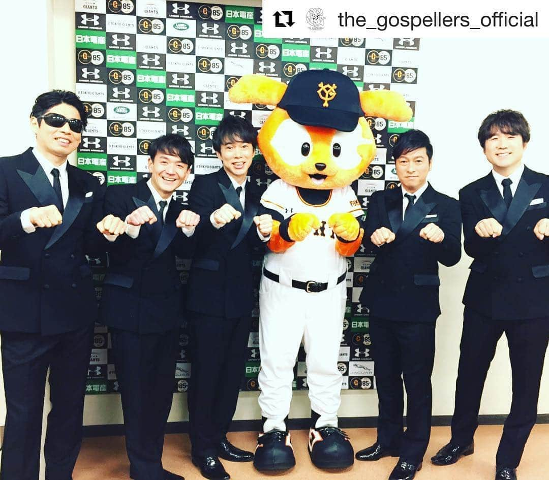 酒井雄二さんのインスタグラム写真 - (酒井雄二Instagram)「#Repost @the_gospellers_official ・・・ プロ野球・東京ドーム開幕戦の国歌斉唱という大役を務めさせていただきました!!ジャビットとグータッチ👊 #ゴスペラーズ #プロ野球 #東京ドーム #開幕戦 #ジャビット」4月3日 0時13分 - uzysakai