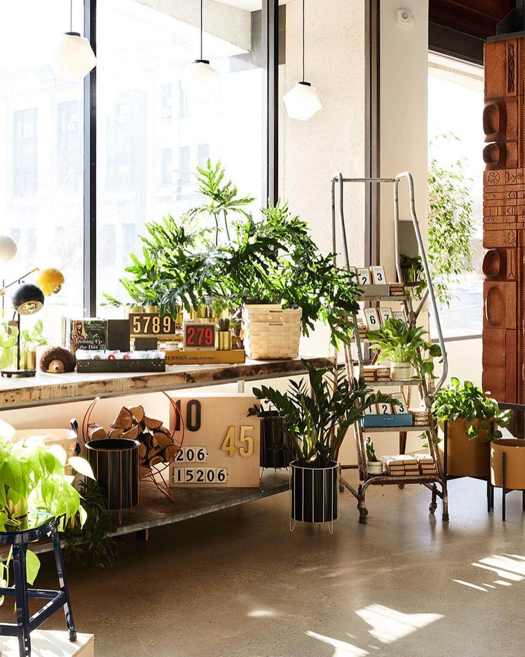 Design Milkさんのインスタグラム写真 - (Design MilkInstagram)「@schoolhouse opened their third location in Pittsburgh’s Detective Building, so we talked with owner and founder Brian Faherty about making the decision to branch out further, what makes up the foundation of Schoolhouse, and what advice he might give to someone following in his footsteps. \\\ Head to designmilk.com to read the Q&A in this month’s Design Store(y)!」4月3日 0時08分 - designmilk