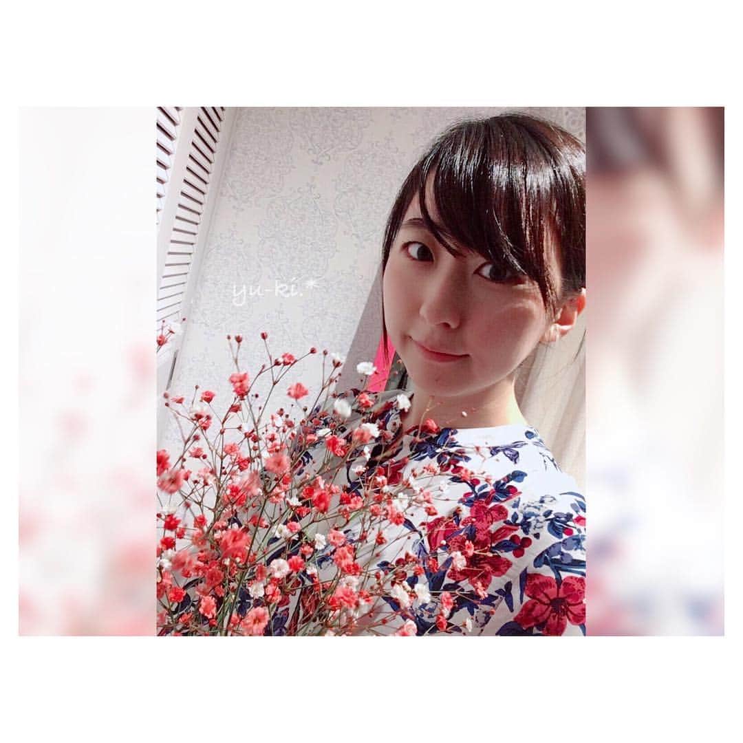 のインスタグラム：「. 華やかな花瓶と 一輪のバラの花瓶と ピンクのかすみ草の花瓶 3つに分けて飾ってます(﹡ˆ ˆ﹡)♡ . ドライフラワーにするタイミング、🤷🏼‍♀️ #flowers #gift #gypsophila #iloveflowers #お花 #贈り物 #かすみ草 #お花好き」