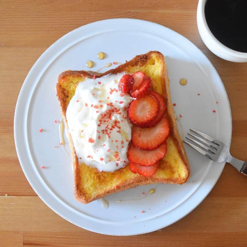 山崎佳のインスタグラム：「Today’s breakfast. フレンチトースト。 昨日は下の子の入園式。いよいよだな〜と思っていたら、夜から熱を出してしまい、慣らし保育初日の今日は早速お休みでした。明日はどうかなぁ。」