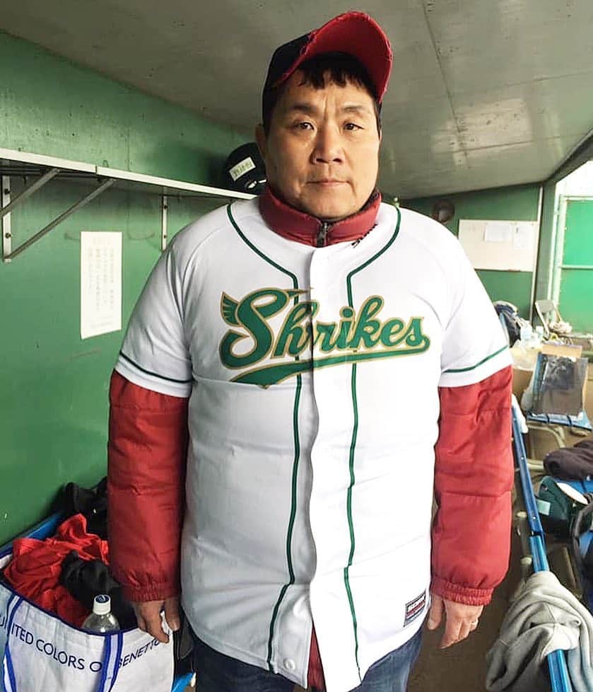 大西宏明のインスタグラム：「試合前のベンチに こんな人おったー😂😂😂😂😂 #寒いから #ダウンジャケット の上に #ユニフォーム 着る #ベイマックス  #トミーズ雅  #開幕戦  #試合前  #円陣  #声出し  #有難うございました (^^) #堺シュライクス  #応援団長  #総監督  #裏オーナー  #全ての肩書き #勝手に任命  #これからもよろしくね  #雅ジィジ ^_^ #smile #ほなっ！！」