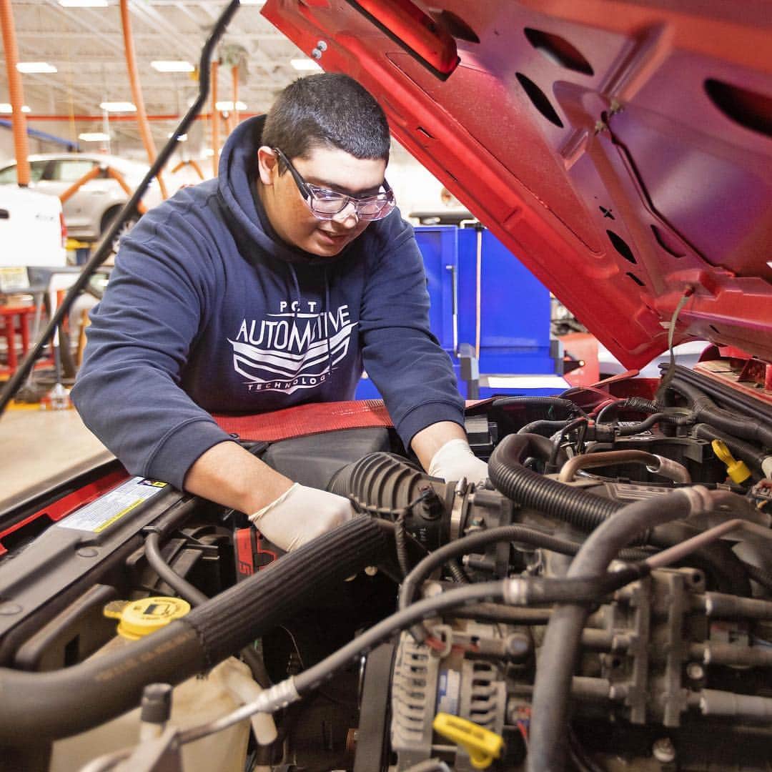 NBC Newsさんのインスタグラム写真 - (NBC NewsInstagram)「#NewJersey is turning vocational schools, once seen as a dumping ground for #students who couldn’t make the cut for #college, into sought-after academies. But critics say some cherry-pick the best and brightest, and their approach to admissions contribute to racial and socioeconomic disparities. Click the link in our bio to read more. . 📷 John O’Boyle」4月3日 0時12分 - nbcnews