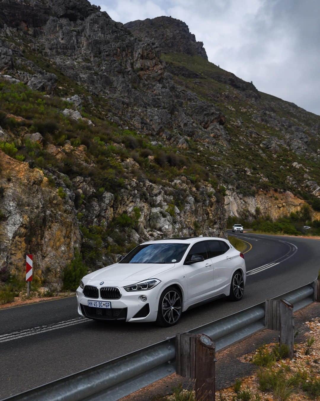 BMWのインスタグラム：「Always one step ahead. The BMW X2. #BMW #X2」