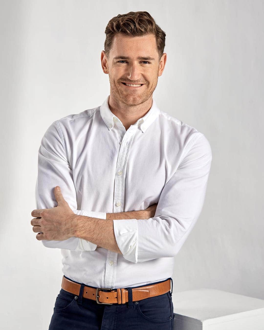 キャメロン・ファンデルバーグのインスタグラム：「Excited to have partnered with @trenery to show you the essentials I live by in my day to day life. The Oxford white shirt is a  wardrobe staple, all year round. The Oxford shirt is crafted in superior cotton and cut in a casual fit. The ultimate day-to-night shirt, it works with jeans as easily as it does with chinos or tailored pants.  What is your staple go to?  #treneryicons #trenery」