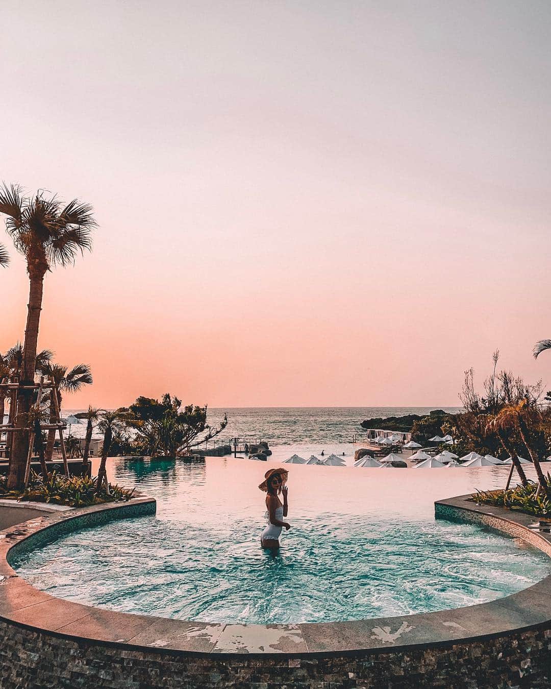 のインスタグラム：「ㅤㅤㅤㅤㅤㅤㅤㅤㅤㅤㅤㅤㅤ infinity pool🌊🌴 ㅤㅤㅤㅤㅤㅤㅤㅤㅤㅤㅤㅤㅤ インフィニティプール×サンセット🌇 最高でしかったあ🌺 丁度沖縄の海開きの時に 行ってきたんだよ〜！ プール開きしてきた！(笑) ㅤㅤㅤㅤㅤㅤㅤㅤㅤㅤㅤㅤㅤ ここ、よく見てもらうと実は 2段階のインフィニティプールに なってるの！𓇼 どっちのプールでも遊べて たのしかった♡ ㅤㅤㅤㅤㅤㅤㅤㅤㅤㅤㅤㅤㅤ 今回のホテル探しは @relux_jp でしたよ〜！ 良いホテルだけがピックアップ されてるの🥺✨ ㅤㅤㅤㅤㅤㅤㅤㅤㅤㅤㅤㅤㅤ 今回泊まったホテルもプールも お部屋も夜ごはんま朝ごはんも めちゃくちゃ贅沢で最高だった〜♡(笑) ストーリー(OKINAWA)と ヤフークリエイターズに 動画あるよ〜👍🏽！ ㅤㅤㅤㅤㅤㅤㅤㅤㅤㅤㅤㅤㅤ ――――――――――――― ㅤㅤㅤㅤㅤㅤㅤㅤㅤㅤㅤㅤㅤ 🗺 #沖縄 #okinawa ㅤㅤㅤㅤㅤㅤㅤㅤㅤㅤㅤㅤㅤ 📍#ハイアットリージェンシー瀬良垣アイランド沖縄  #hyattregency #hyattregencyseragaki ㅤㅤㅤㅤㅤㅤㅤㅤㅤㅤㅤㅤㅤ ――――――――――――― #おーぬまん沖縄旅」
