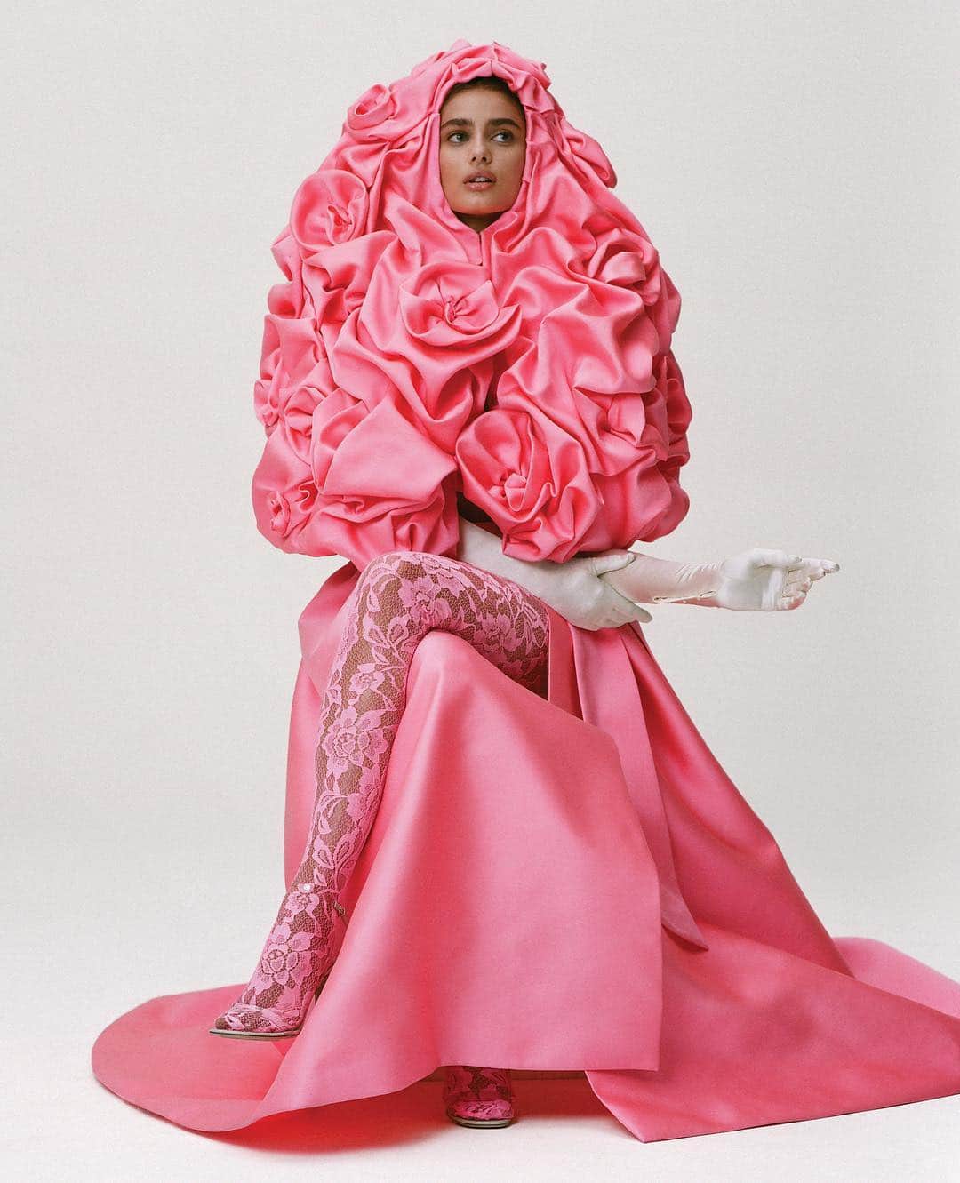 Harper's BAZAARさんのインスタグラム写真 - (Harper's BAZAARInstagram)「Today’s bride isn’t predictable, nor is she confined to one tradition, creed or style. She can walk down the aisle in a hijab, a suit, a punk-rock t-shirt or even a hand-beaded crystal Chanel bathing suit.  Story by @carineroitfeld  Photography by @tinatyrell Creative Direction by @kstudio_ny Video by @difficult_pictures Hair by @lucas.a.wilson Makeup by @gracegraceahn Manicure by @nailsbymei @harrywinston」4月3日 0時19分 - harpersbazaarus