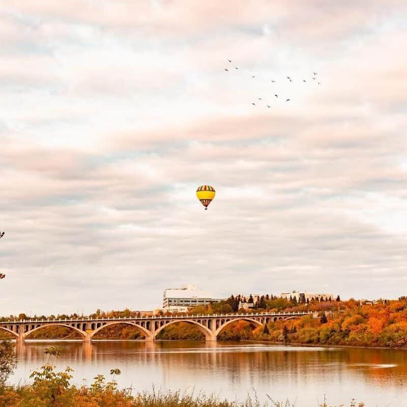 Explore Canadaさんのインスタグラム写真 - (Explore CanadaInstagram)「It’s #TravelTuesday! Today, the team at @visitsaskatoon is joining us to answer your questions about Saskatoon, a city that enjoys 2,400 hours of sunshine each year and has one of the highest restaurants per capita in Canada! Who are the best chefs? Which bar serves the best cocktails? What are the 2019 not-to-miss events? The coolest accommodations? Ask away and the locals will answer! #ExploreCanada 📷: @lucjohner 📍: @visitsaskatoon, @tourismsask . C’est #MardiVoyage! Aujourd’hui, l’équipe de @visitsaskatoon se joint à nous pour répondre à vos questions sur Saskatoon, une ville qui jouit de 2 400 heures d’ensoleillement par année et qui compte l’un des plus grands nombres de restaurants par habitant au Canada! Qui sont les chefs de l’heure? Où trouve-t-on la meilleure carte de cocktails? Quels sont les événements à ne pas manquer en 2019? Et quels sont les endroits qui proposent les hébergements les plus sympas? Posez vos questions : les experts de Saskatoon y répondront! #ExploreCanada 📷 @lucjohner 📍 @visitsaskatoon, @tourismsask . #Travel #Voyage #ExploreSask #Saskatooning #YXE #AMA」4月3日 0時19分 - explorecanada