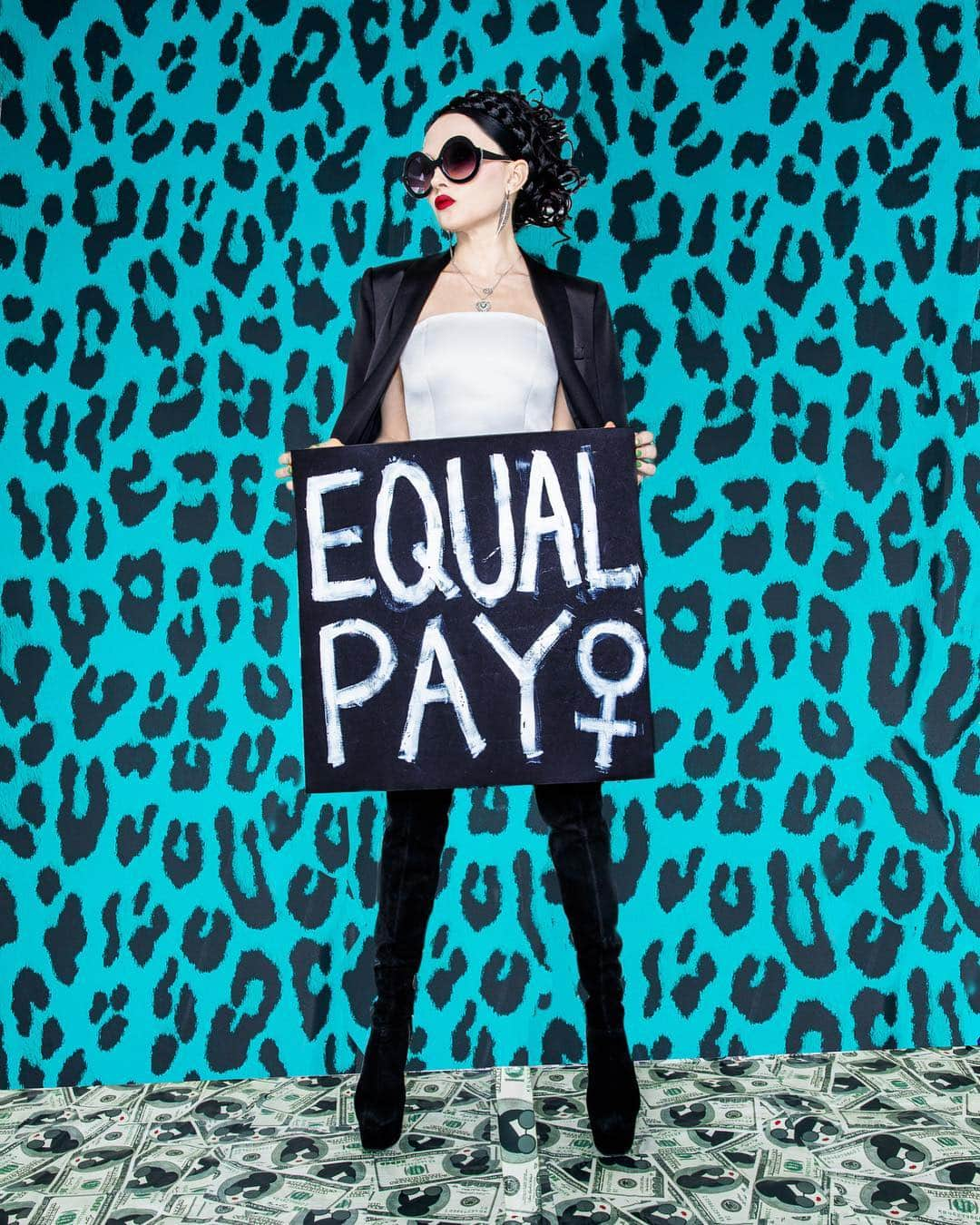 アリス+オリビアさんのインスタグラム写真 - (アリス+オリビアInstagram)「Today is #equalpayday #equalpay and currently women make an average of 20-30 percent less than men in equivalent positions! We need to stand together as women and change this!!!! Equal Pay for Equal Work!!! -Stace (if you didn’t notice I am quite passionate about this subject! 🙌)」4月3日 0時28分 - aliceandolivia