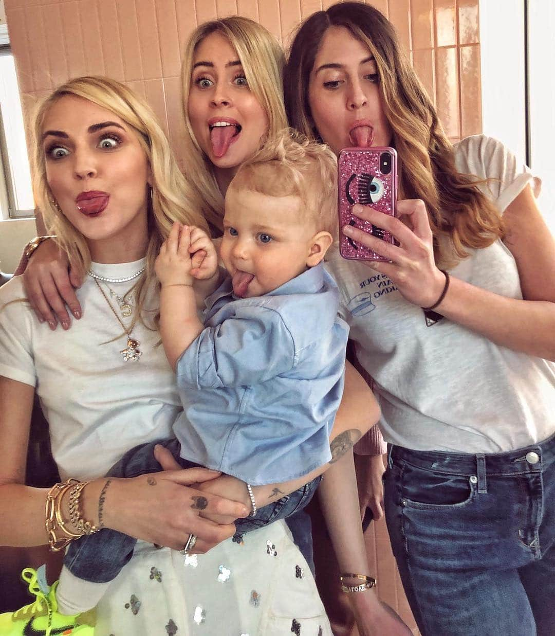 キアラ・フェラーニさんのインスタグラム写真 - (キアラ・フェラーニInstagram)「He got his long tongue from the #FerragniSisters 😍」4月3日 0時29分 - chiaraferragni