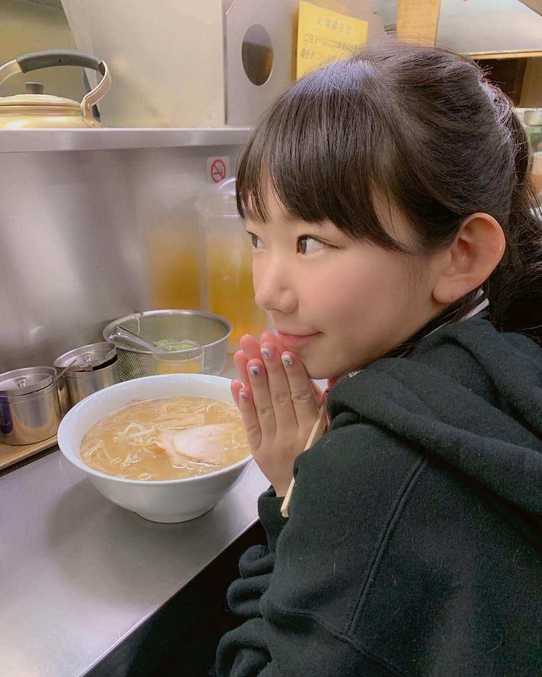 長澤茉里奈さんのインスタグラム写真 - (長澤茉里奈Instagram)「仕事おつかれらーめん🍜 #ホープ軒 #長澤のらー活 #まりログ🐷」4月3日 0時30分 - marinanagasawa1008