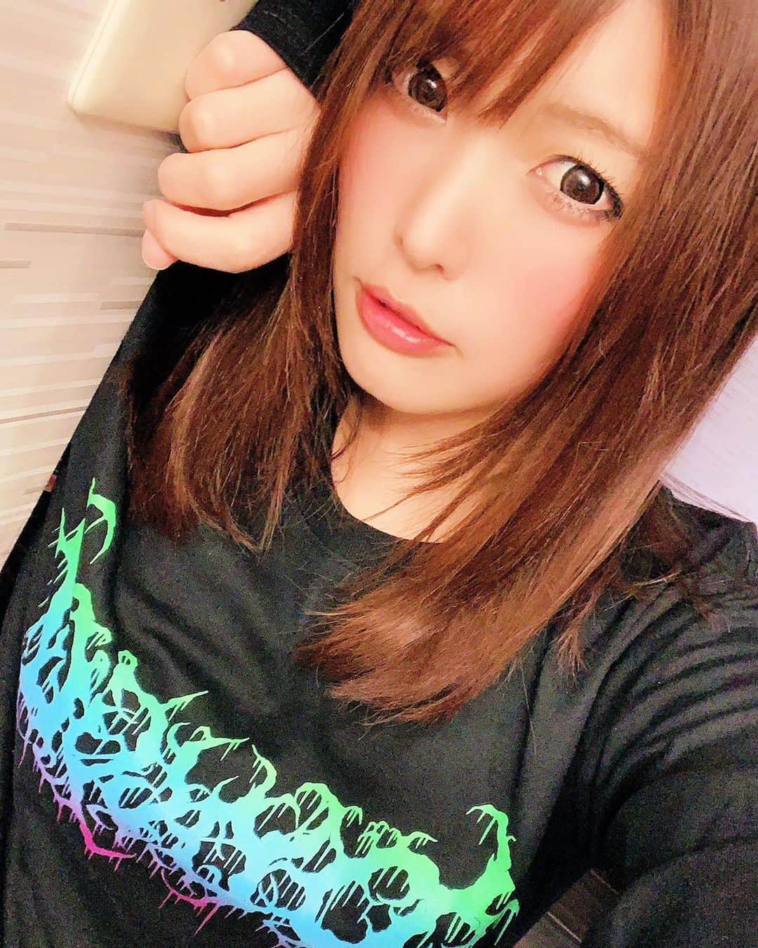 新村あかりのインスタグラム：「@pxllyofficial さんからわざわざ事務所にかわゆいマーチ送ってくださいました！ ありがとうございます！ 曲もかっこいいからぜひ聴いてみてね✨ https://youtu.be/214blS9NdQg」
