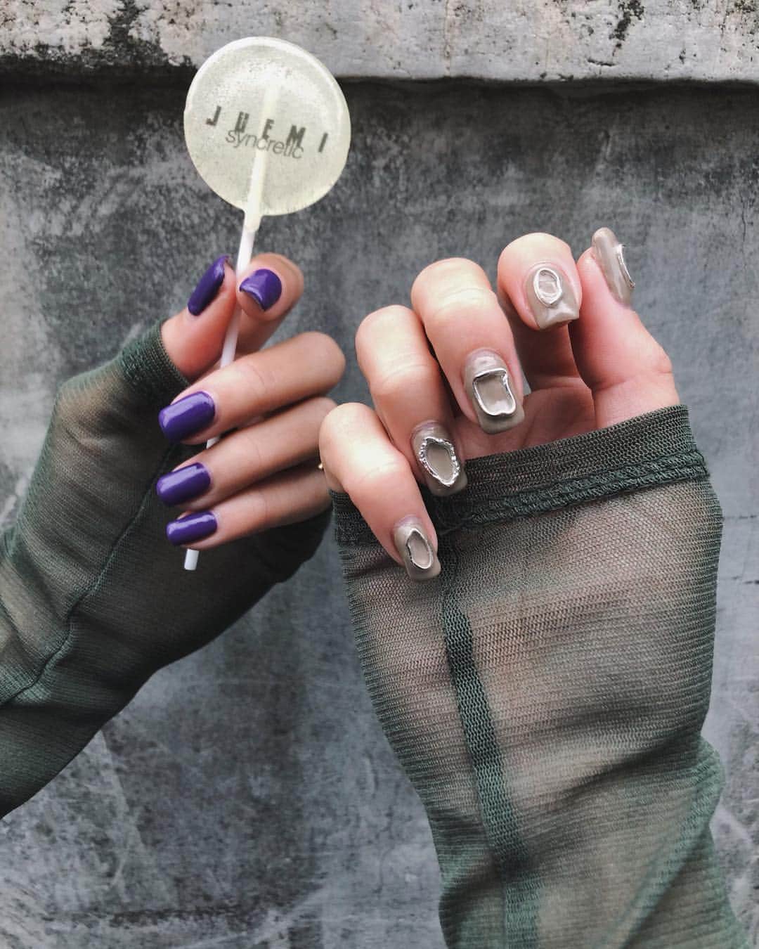 Juriさんのインスタグラム写真 - (JuriInstagram)「New nails 最近お気に入りのパープルとグレー。 両手のデザイン変えました💜 @erinaa331 #jurinails #nails #パープル #シースルートップス #juemi」4月3日 0時40分 - juritakiguchi