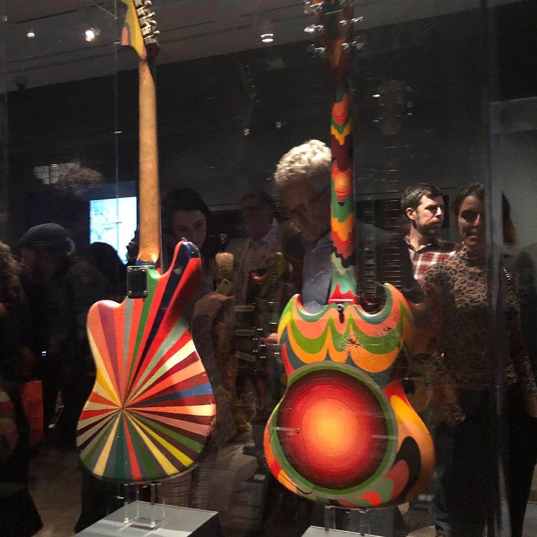 アナスイさんのインスタグラム写真 - (アナスイInstagram)「#ericclapton guitar and #jackbruce bass painted by the Fool!!! #ericclaptonisgod #metmuseum ❤️💜❤️xxx Anna」4月3日 0時35分 - annasui
