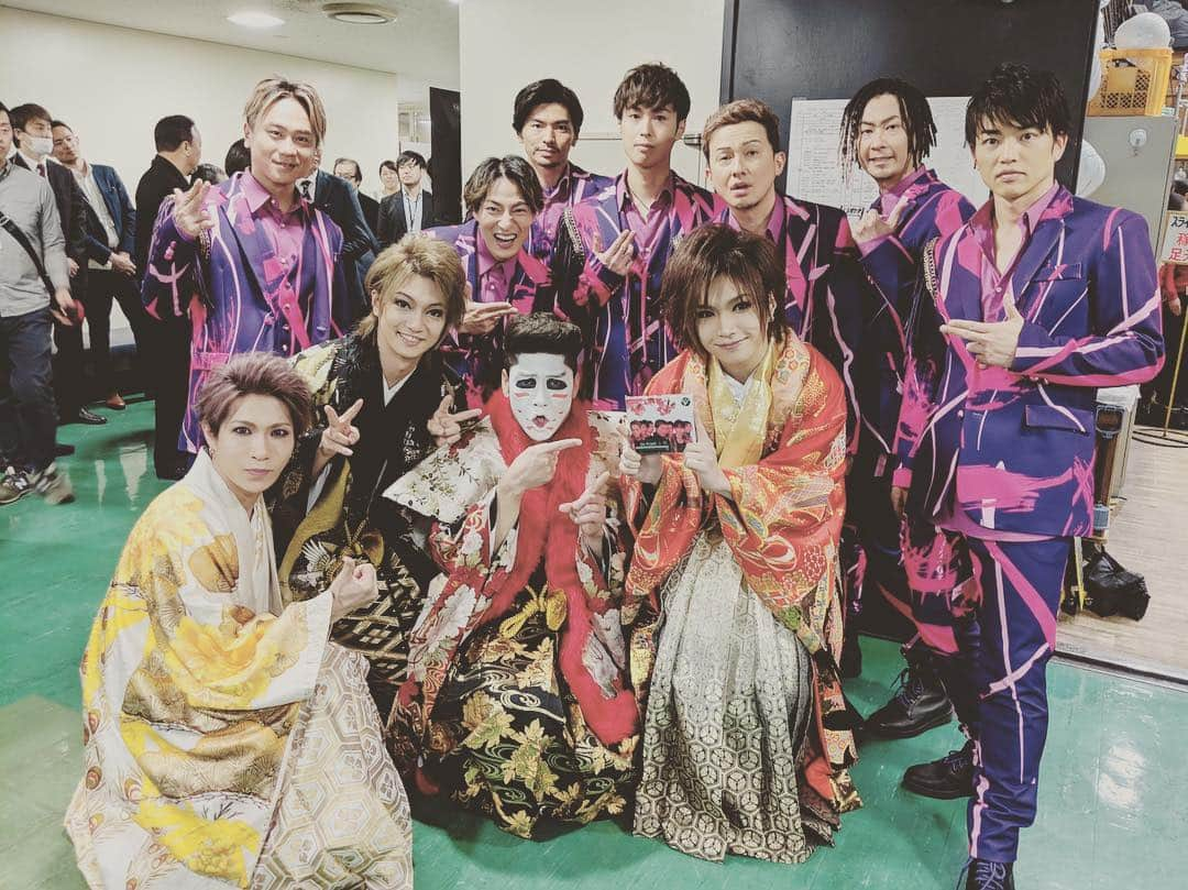 TOMO さんのインスタグラム写真 - (TOMO Instagram)「ゴールデンボンバーさんの 「令和」  ダンスも曲も最高でした！  #うたコン #ゴールデンボンバー #令和⁠ ⁠ #dapump #桜 #サクラフィンガー #生涯ファビュラス #フライングショルダー」4月3日 0時36分 - dp_tomo0561