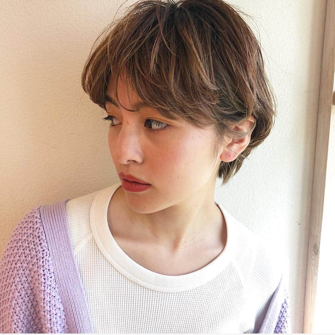 Yanagihara Hirokiさんのインスタグラム写真 - (Yanagihara HirokiInstagram)「明日空いてます。 オーダー率高いショートヘアはこちら。 ・ ☑︎耳にかけれてスッキリ ☑︎前髪はセンター分けできる長さ ☑︎襟足は収まり良く ☑︎トップはゆるく動くニュアンスパーマ ・ パーマは必要な部分にゆるくが大事 ・ メリハリあるシルエット ・ カット+ポイントパーマ  11340円 ・ ヘアカラー 9180円 ・アプリエカラー ・イルミナカラー ・アディクシーカラー ・ナシードカラー お客様の髪質に合わせたカラーの独自配合。 イメージチェンジ・プチチェンジ・ヘアメンテナス 沢山の方を素敵にしたいと思っています。 #ポイントパーマ#前髪パーマ#ショートカット #ショートヘア#ヘアカラー#広瀬すず#長澤まさみ#比留川游#小松菜奈」4月3日 0時43分 - yanagihara_hiroki