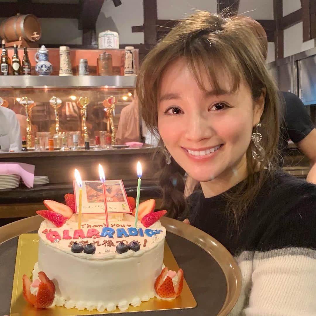 高田由香さんのインスタグラム写真 - (高田由香Instagram)「. ５年間毎週土曜日レギュラー出演させていただいた『CLAP RADIO』最終回でした！ 最後の公開生放送きてくださったみなさんありがとう 泣。。 . 始めるときはまさか５年も生放送を１時間！毎週！やらせていただけるとは思わず。 この番組がきっかけで秋田にくる機会が増え たくさんの素晴らしい感情をいただきました。 . radikoで全国どこからでも聴けるようになってからは 本当に全国様々なところからメッセージをいただけるようになって離れていても音楽で繋がっているような気持ちになれた。 . CLAP RADIO SPECIAL LIVE！では出演アーティストとコラボしたり、 たくさんのお客様に直接LIVEを見ていただき 同じ空間で生の音楽とトークを一緒に楽しむことができて本っっっ当に楽しかったです！ . たくさんの素晴らしいアーティストと、 番組を通じて出会えたあなたに本当に感謝です。 . 最後の放送はradikoタイムフリー機能で５日まで聴けるので聞き逃してしまってたら是非聴いてね！ . ３/３０（土）１３時〜ABSラジオだよ★ . . さて、終わりは始まり。 高田由香Official Site でもお知らせしていたように、明日からまた新しいレギュラー番組に出演します！ . 明日から心機一転頑張りますのでよろしくお願い致します！ ぜひ聴いて応援してねー！！！ . . 4月1日スタートのABSラジオ新ワイド番組に レギュラー出演が決定！ ★radikoアプリで全国どこからでも聴くことができます。 . ABSラジオ 『まちなかSESSIONエキマイク』 水曜日パーソナリティとして毎週登場！ 放送時間:13:00〜16:58 . . サプライズで番組と誕生日のお祝いしていただいた写真も載せますー！笑 . . . . . . #CLAPRADIO #心機一転 #終わりは始まり #lattice #ラティス #mybesthoney #マイベストハニー #プチプラコーデ #ストーリー #おおぶりピアス #スニーカーコーデ #スニーカーコーディネート  #バリアフリー #allstar #ライブ #コッコ #チョコレート #食べることが好き #いちご #イチゴ #笑顔 #睡眠 #話がとまらない #話が止まらない #孤独 #寂しさ #音楽」4月3日 0時43分 - yukatakadaofficial