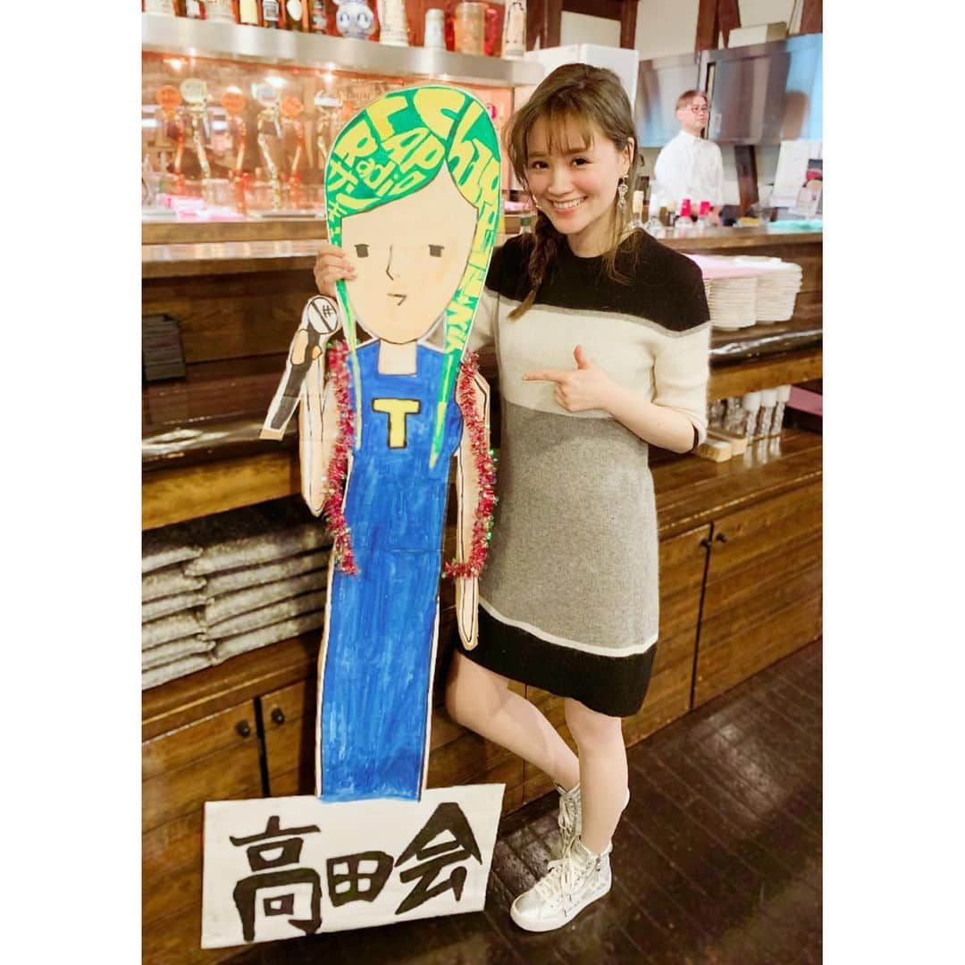 高田由香さんのインスタグラム写真 - (高田由香Instagram)「. ５年間毎週土曜日レギュラー出演させていただいた『CLAP RADIO』最終回でした！ 最後の公開生放送きてくださったみなさんありがとう 泣。。 . 始めるときはまさか５年も生放送を１時間！毎週！やらせていただけるとは思わず。 この番組がきっかけで秋田にくる機会が増え たくさんの素晴らしい感情をいただきました。 . radikoで全国どこからでも聴けるようになってからは 本当に全国様々なところからメッセージをいただけるようになって離れていても音楽で繋がっているような気持ちになれた。 . CLAP RADIO SPECIAL LIVE！では出演アーティストとコラボしたり、 たくさんのお客様に直接LIVEを見ていただき 同じ空間で生の音楽とトークを一緒に楽しむことができて本っっっ当に楽しかったです！ . たくさんの素晴らしいアーティストと、 番組を通じて出会えたあなたに本当に感謝です。 . 最後の放送はradikoタイムフリー機能で５日まで聴けるので聞き逃してしまってたら是非聴いてね！ . ３/３０（土）１３時〜ABSラジオだよ★ . . さて、終わりは始まり。 高田由香Official Site でもお知らせしていたように、明日からまた新しいレギュラー番組に出演します！ . 明日から心機一転頑張りますのでよろしくお願い致します！ ぜひ聴いて応援してねー！！！ . . 4月1日スタートのABSラジオ新ワイド番組に レギュラー出演が決定！ ★radikoアプリで全国どこからでも聴くことができます。 . ABSラジオ 『まちなかSESSIONエキマイク』 水曜日パーソナリティとして毎週登場！ 放送時間:13:00〜16:58 . . サプライズで番組と誕生日のお祝いしていただいた写真も載せますー！笑 . . . . . . #CLAPRADIO #心機一転 #終わりは始まり #lattice #ラティス #mybesthoney #マイベストハニー #プチプラコーデ #ストーリー #おおぶりピアス #スニーカーコーデ #スニーカーコーディネート  #バリアフリー #allstar #ライブ #コッコ #チョコレート #食べることが好き #いちご #イチゴ #笑顔 #睡眠 #話がとまらない #話が止まらない #孤独 #寂しさ #音楽」4月3日 0時43分 - yukatakadaofficial